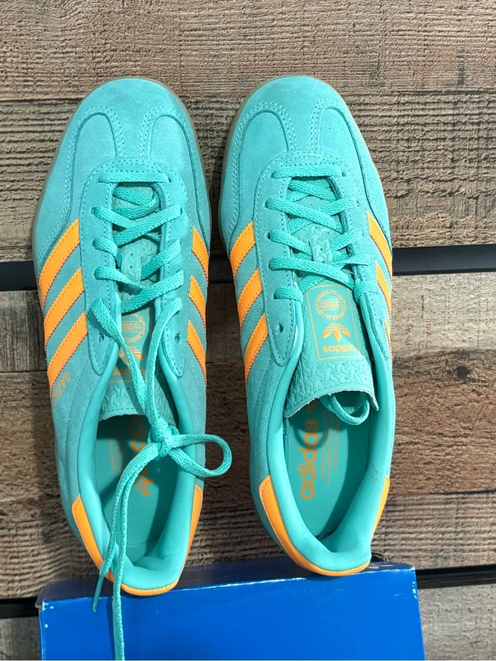 adidas Gazelle Teal and Orange Suede shoes. Unisex style and colors. Women’s 9